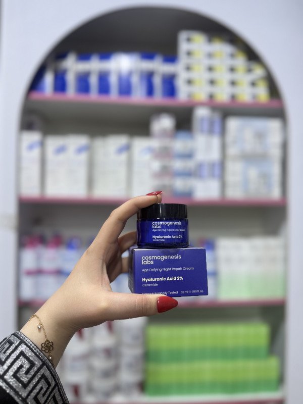 O Cosmogenesis Labs Age Defying Night Repair Cream is a skincare product featuring hyaluronic acid and ceramide