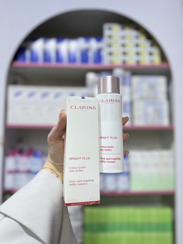 S Clarins Bright Plus Dark Spot-Targeting Milky Essence