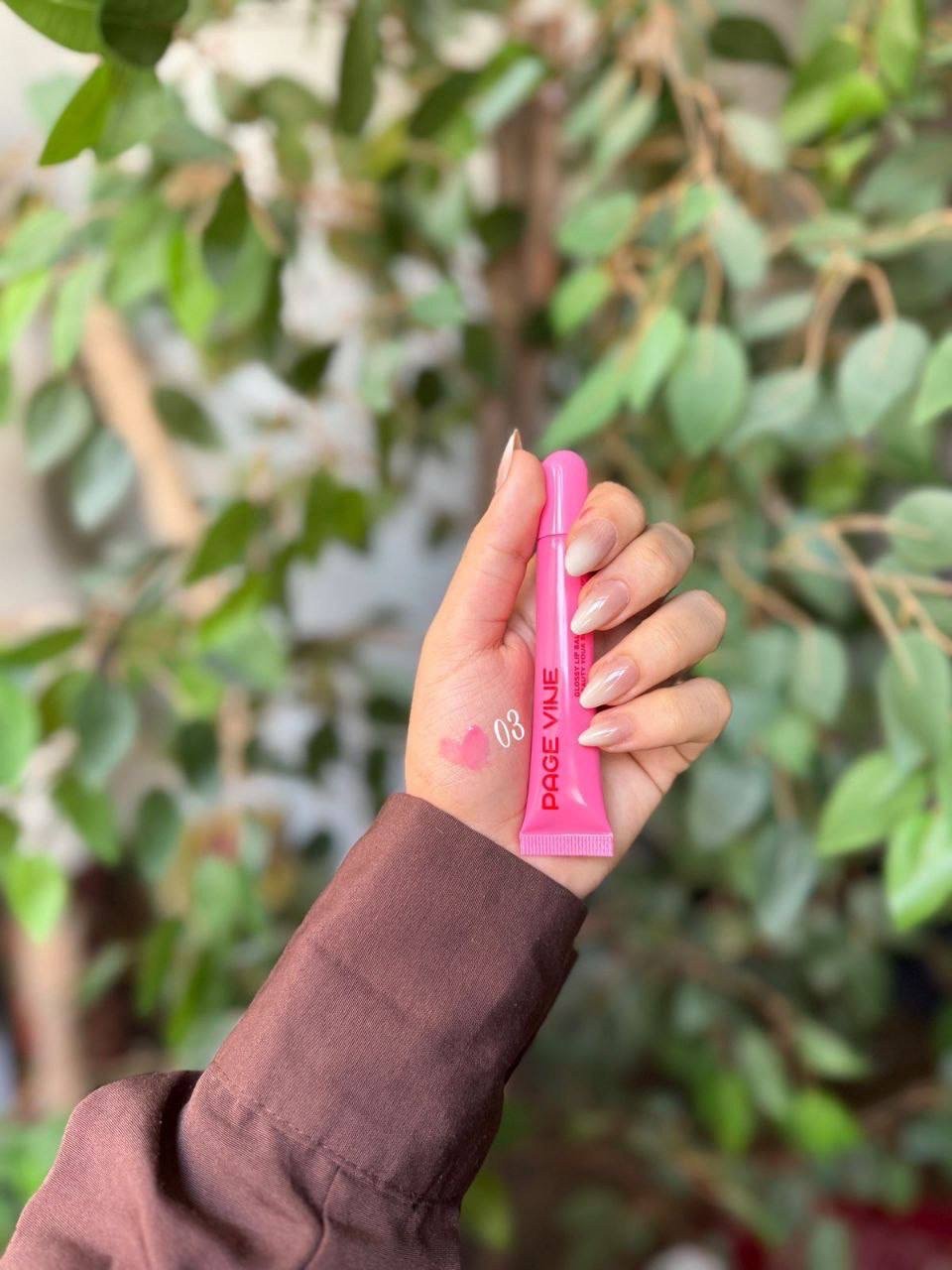 Page Vine Glossy Lip Tint in shade 07 provides a smooth, non-sticky feel with a natural deep-pink pigment