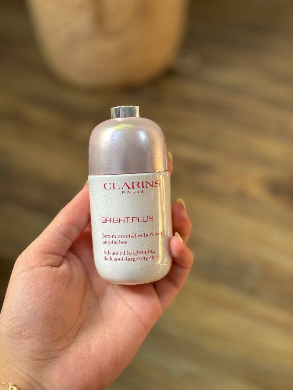 O clarins Bright Plus Advanced Brightening Dark Spot-Targeting Serum.