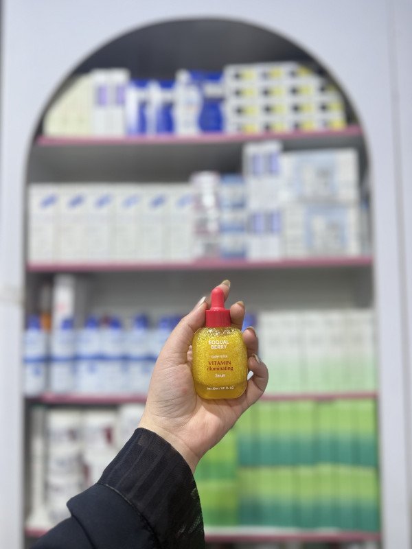 M Eqqualberry Vitamin Illuminating Serum.