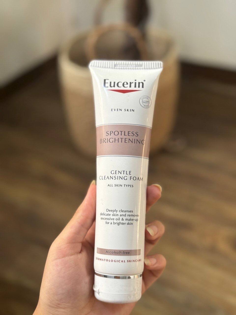 O eucerin Spotless Brightening Gentle Cleansing Foam
