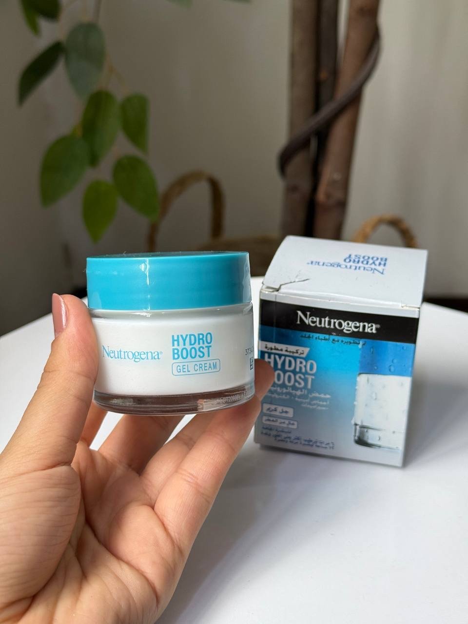M Neutrogena Hydro Boost  Gel Cream Moisturizer