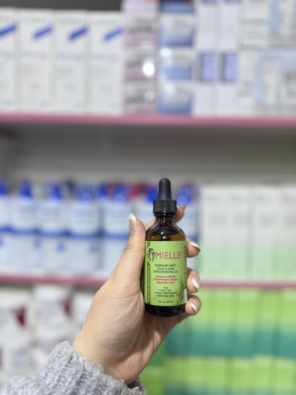 M Mielle Rosemary Mint Scalp & Hair Strengthening Oil.