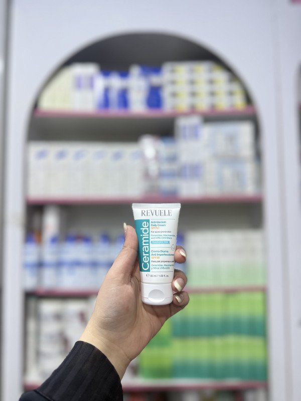 O Revuele Ceramide Anti-blemish Daily Cream SPF50 for acne-prone skin.