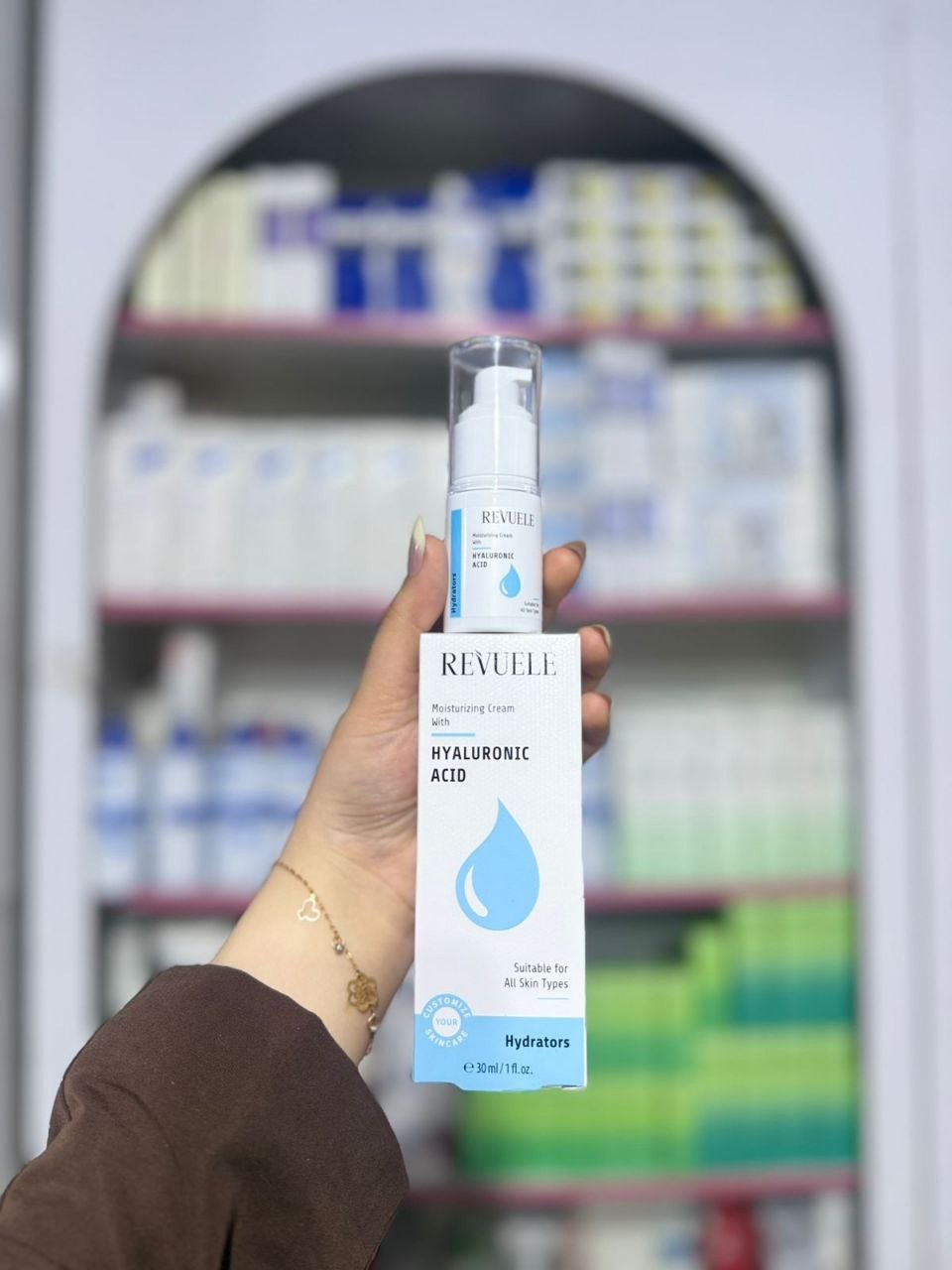 O Revuele Moisturizing Cream with Hyaluronic Acid