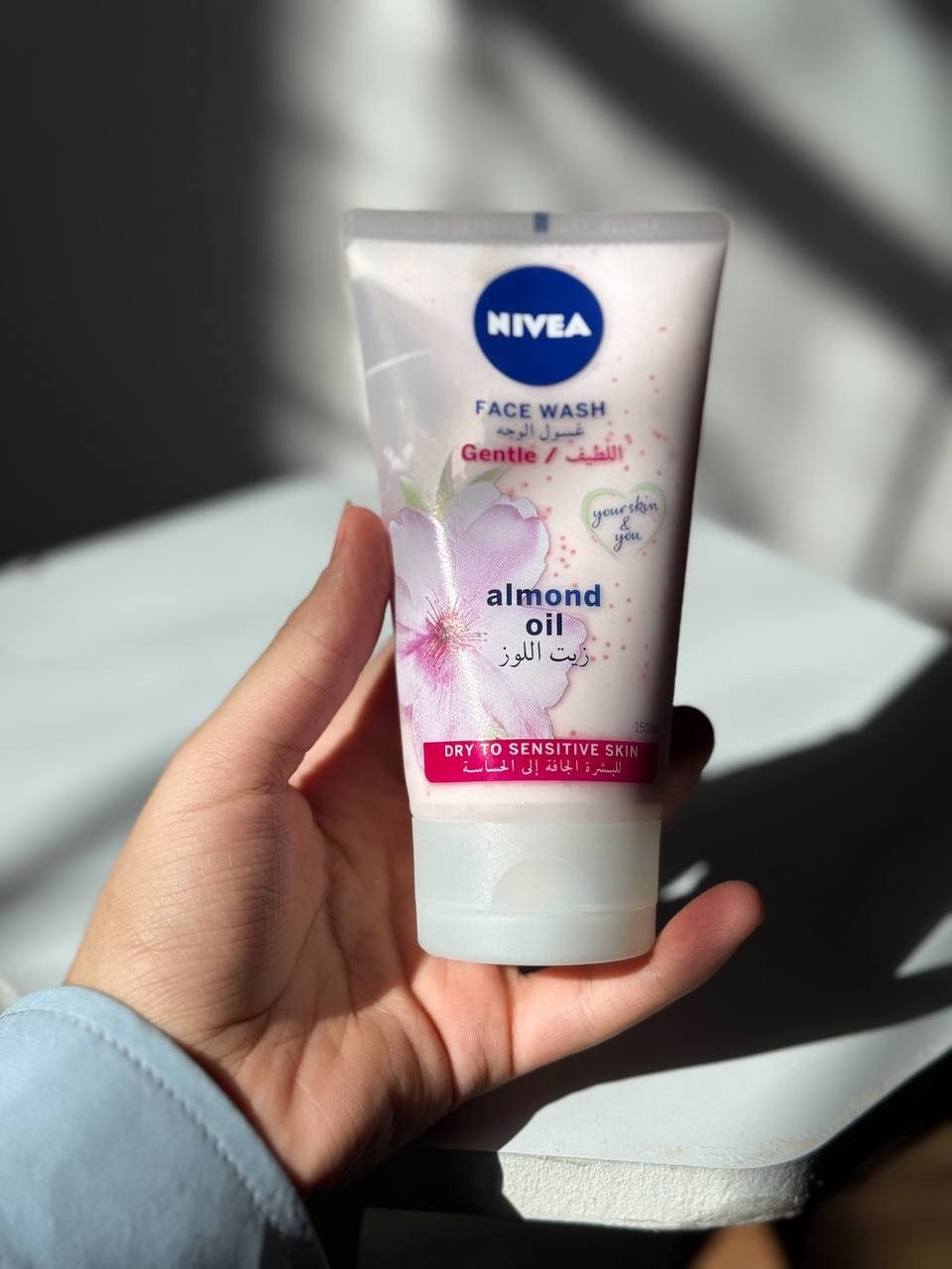 O نيفيا غسول وجه لطيف بزيت اللوز للبشرة الجافة إلى الحساسة