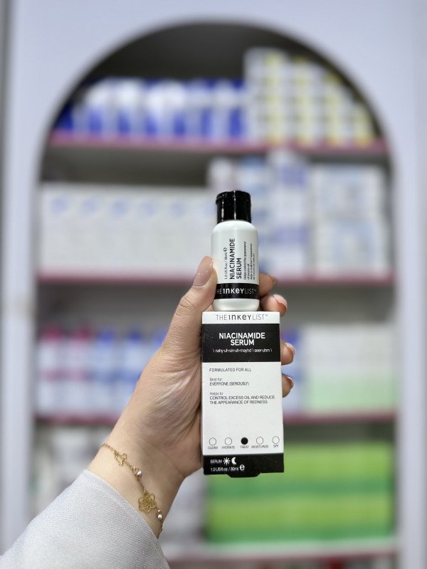 S The INKEY List Niacinamide Oil Control Serum.