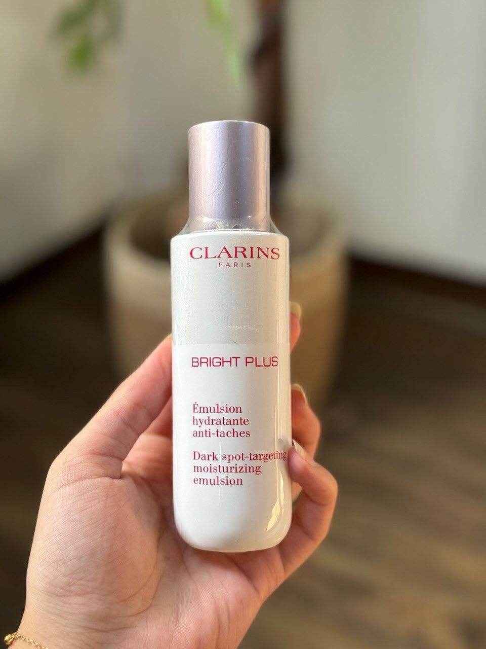 O Clarins Bright Plus Dark Spot-Targeting Moisturizing Emulsion